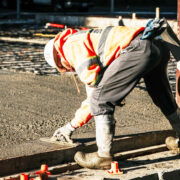 Над 1800 строителни работници чакат заплатите си от АПИ строителни работници