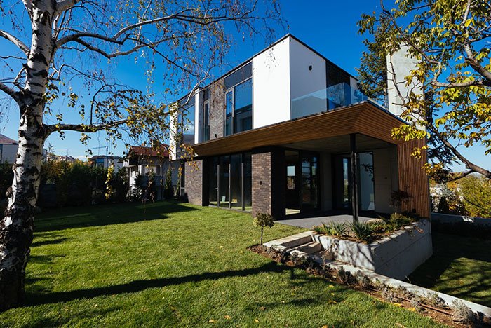 фасада на година 