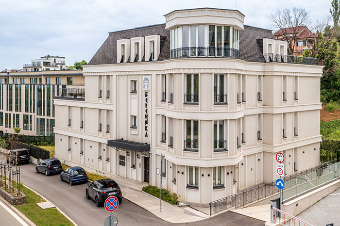 фасада на година 