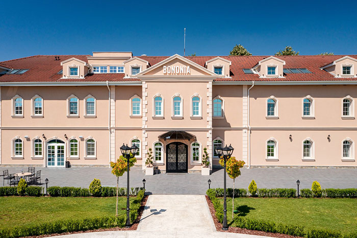 фасада на година 