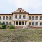 изоставени училища