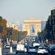 Милиардери играят игра на „Монополи“ върху най-известната улица в Европа – „Шанз-Елизе“ улица Шанз-Елизе