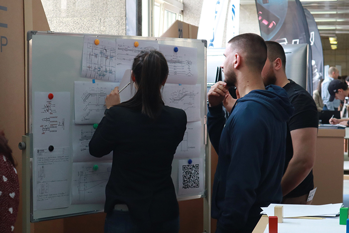 Лидерите, които строят