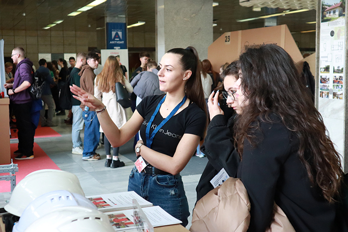 Лидерите, които строят