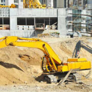 Строителството в България расте по обем, но инвестициите в сектора се свиват строителен сектор