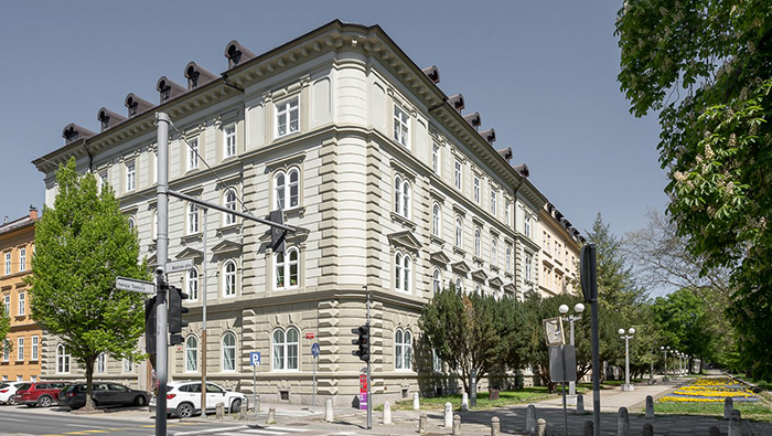 Stavba Mladinska Словения