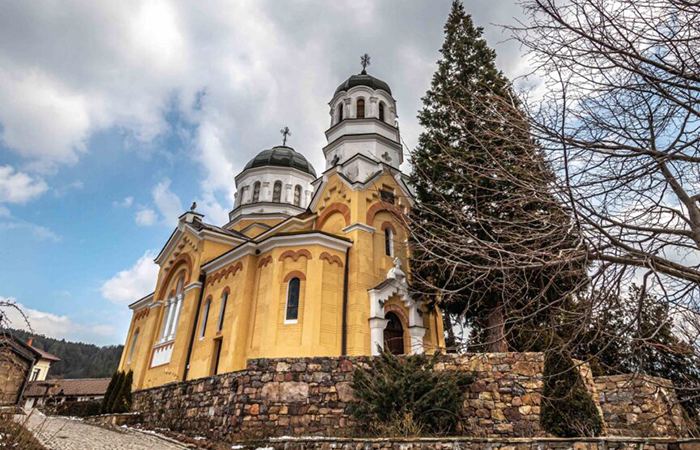 реставрация на храм в Кремиковския манастир