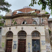 Минералната баня в Горна баня остава в разруха въпреки проекта за реставрация Минералната баня в Горна баня е пред срутване, алармират експерти