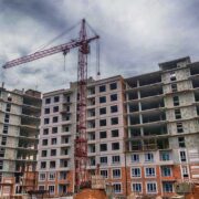 Жилищният пазар се охлажда, но строителството продължава да поскъпва жилищен пазар 2026